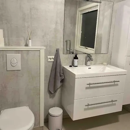 4 Bed - Sleeps 11 - Pets - Parking - Wifi *