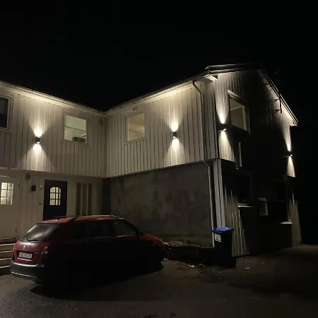 4 Bed - Sleeps 11 - Pets - Parking - Wifi Villa