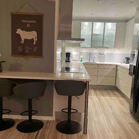 4 Bed - Sleeps 11 - Pets - Parking - Wifi Villa *