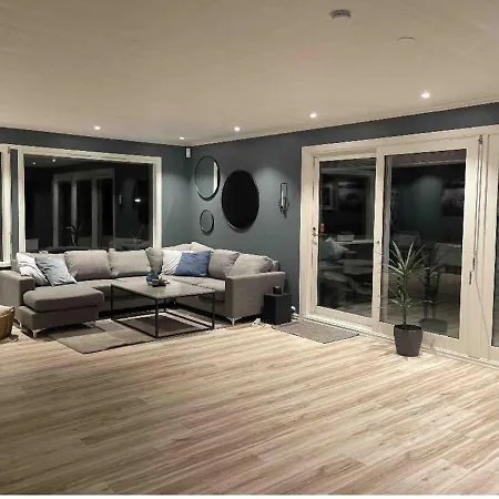 Villa 4 Bed - Sleeps 11 - Pets - Parking - Wifi