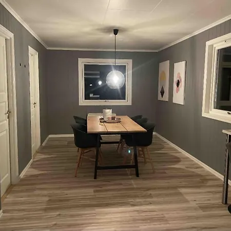 4 Bed - Sleeps 11 - Pets - Parking - Wifi Villa